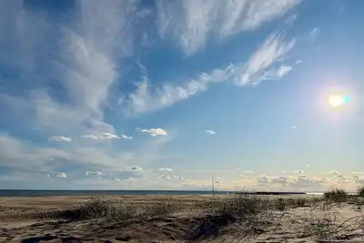 Image de Charmant duplex rénové situé à 5 min à pied de la plage. Idéal en famille.