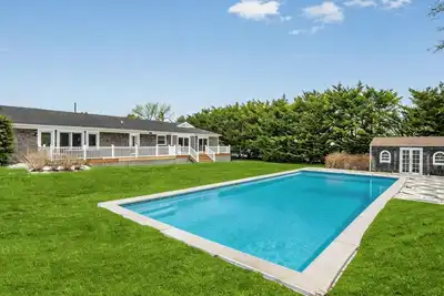 Image de Steps from the Us Open, Timeless Southampton Home, Private Heated Saltwater. . .