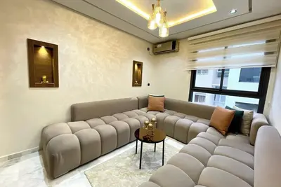 Image de appartement chic avec parking et wifi et à côté de toutes commodités