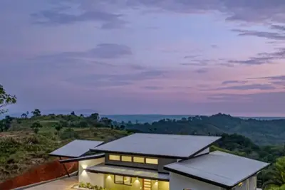 Image de Modern Estate with Amazing Panoramic Ocean Views