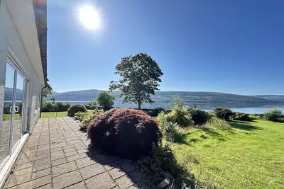 Image de Spacious Sleeps 10 4 Bedroom Cottage in Inveraray, Fantastic Loch Views and Big Garden