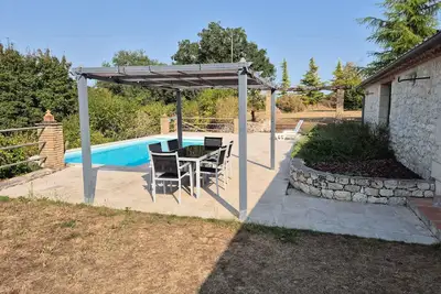 Image de Maison en pierre avec piscine privée – calme et nature