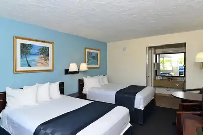 Image de 2 Modern Rooms Designed for Guests Exploring the Historic Manatee Village Park
