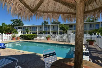 Image de 3 Well-Appointed Rooms w/ Onsite Pool Access | Near Local Shopping & Dining