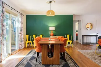 Image de Upscale comfort & class with seasonal pool & yard