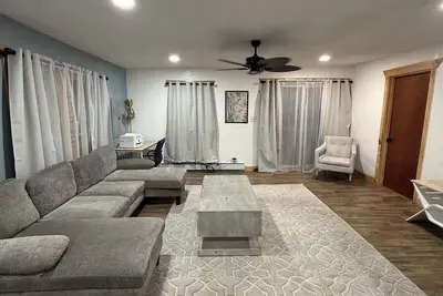 Image de Lakehouse 2 beds 1. 5 Baths Sleeps 8+ Sunset Views. Aka The Captains Lounge