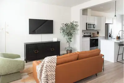 Image de Modern Two Bedroom Townhouse with garage