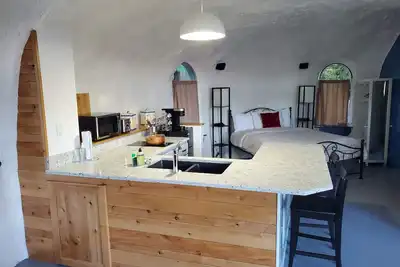 Image de McKenzie River-View Cottage w/ Hot Tub & Deck