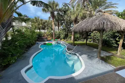 Image de `Oasis` Historic Beachside Cottage 3/2