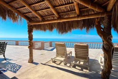 Image de Recently Updated Beachfront Home Casa Neblina