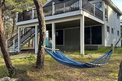 Image de 4 Bedroom Wellfleet Retreat - Walk to 2 peaceful bay beaches