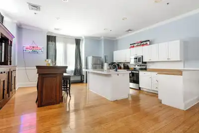 Image de Nightlife Central! | Entertainment District Loft