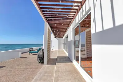 Image de Luxury & Spacious Beachfront Home | Casa Espiritu