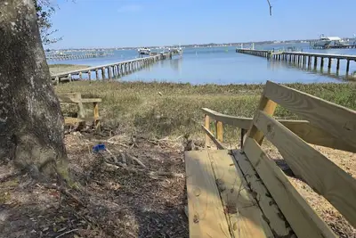 Image de Waterfront Coastal Retreat | Atlantic Beach, Nc | Near Beach & Boating