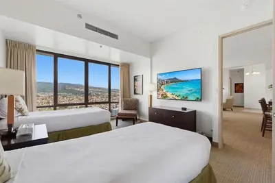 Image de Sunset in the Sky | 38th-Floor Waikiki Penthouse