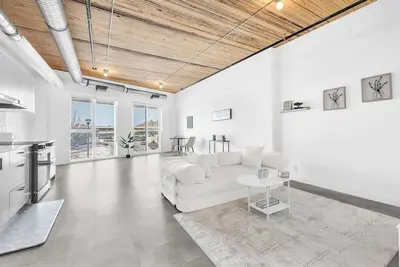 Image de Riverfront Apartment in East Village w/ Sauna