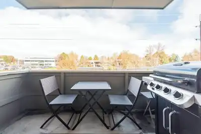 Image de 2-bedroom condo in Boulder with easy parking and bus access 1 block away