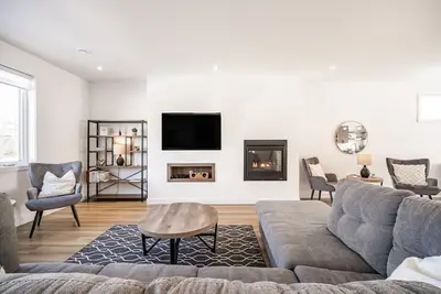 Image de Le Memph Ours: 3 bedrooms pool hot tub lac Memphrémagog