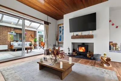 Image de Corner View - Welcoming family home with conservatory