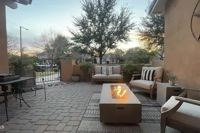 Image de High End 4-bedroom townhome in sought out community in surprise