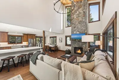 Image de Monthly Lease - Daybreak Retreat by Tahoe Getaways - Pet-Friendly West Shore w/ Yard & Hot Tub!