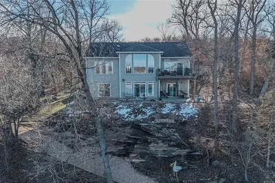 Image de Modern Lake Front 4 Bedroom House with Private Dock