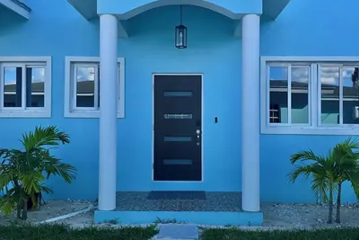 Image de Tropical Oasis 2br Townhouse Unit 3 Minutes from Airport & Beach