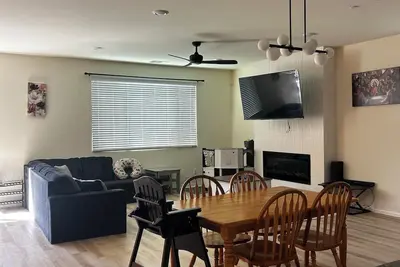 Image de Cozy Home • Backyard • Perfect for Family-Friendly Home Near Colleges