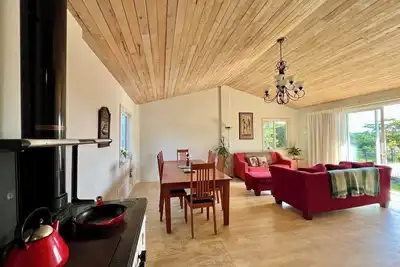 Image de Rambler’s Rest is a gorgeous, spacious cabin on a 700 acre beef farm near Raglan