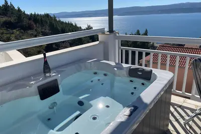 Image de Appartement d'une chambre avec le balcon et la vue sur le mer Stanici, Omis (A-25362-a)