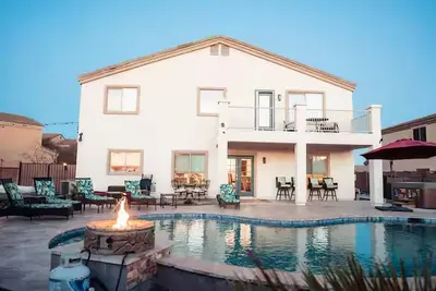 Image de Huge Home - Heated Pool - Beautiful Backyard Oasis