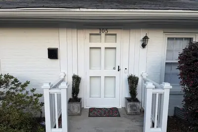 Image de 2 Queen Br 2 Full Ba In The Village District. Gb high-speed Internet included.