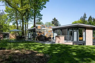 Image de Maison de vacances modern dans une région boisée