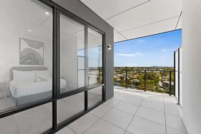 Image de Newly Built Apartment with Parking near Westfields