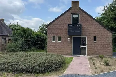 Image de Retraite en forêt avec chargeur solaire