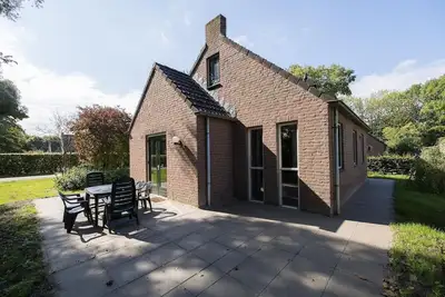 Image de Bungalow forestier pour 5 personnes à Ewijk
