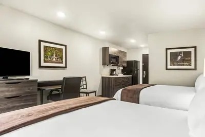 Image de 2 Pet-Friendly Jonesboro Accommodations w/ Kitchenette | Free On-Site Parking
