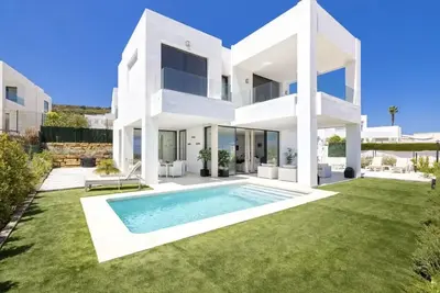 Image de Villa Harmonia 22, Sotogrande. . Piscine Chauffée