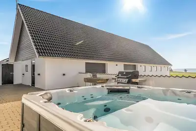 Image de Luxury house with outdoor hot tub and activity room, and unique view of Thy.