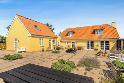 Image de Lovely holiday home with wilderness bath and outdoor sauna, centrally located.