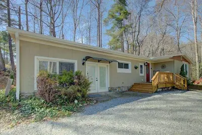 Image de Walk to Downtown Brevard | Fire Pit | Bikes