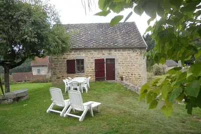 Image de Maison de campagne en pierre. Terrasse, pelouse. Animaux de compagnie acceptés.