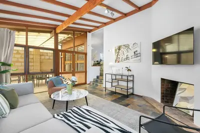 Image de Grand 3br Heritage Home | Designer Living in North Perth