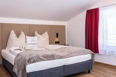 Image de Centrally located apartment hotel, right next to the cable car, wellness breakfast