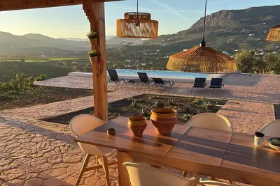 Image de Luxury villa with infinity pool and panoramic mountain views near Málaga