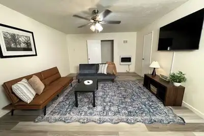 Image de 🏡 Spacious Stay on Bridge – 4br / 2ba<br><br>Comfortable 4-bedroom, 2-bath home perfect for families or groups, with bright living areas, a full kitchen, and a convenient Abilene location. 🌟