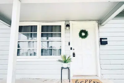 Image de 🏡 Melinda Lane Comfort Dwelling – 3br / 1ba<br>A cozy and comfortable 3-bedroom home in Abilene, perfect for work crews, families, or groups. Enjoy bright, airy rooms and a relaxing space ideal for both short and extended stays. 🌟