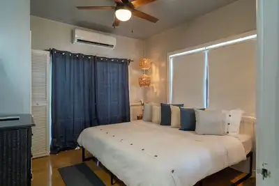 Ocean Front - 1 King Bedroom - Seaglass B1