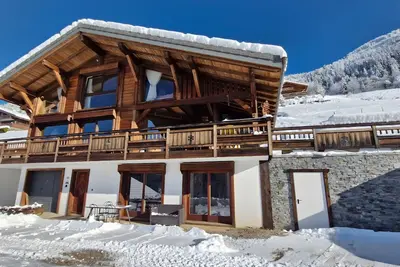 Image de Maison de vacances « Nouveau dans chalet indépendant » avec terrasse privée et Wi-Fi
