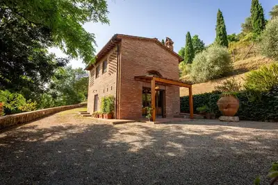 Image de GuestHost - Charming apartment located inside an old renovated barn in an agricultural estate on the Tuscan hills, surrounded by nature and with a breathtaking view of the surrounding countryside. The property, equipped with private outdoor parking, outd